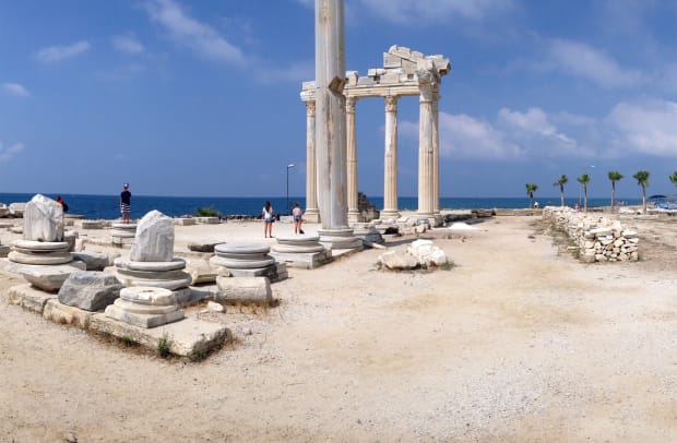 Side's-magnifiient-ruins-(pano)