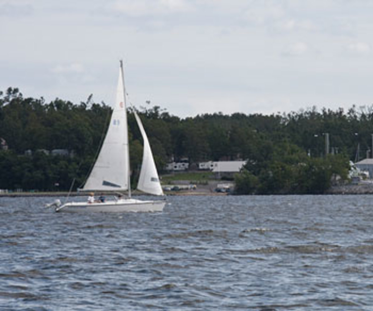  Sailing Kentucky Lake. Photo courtesy of lighthouselanding.com