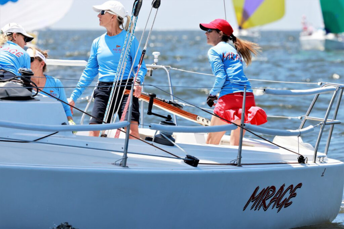 Adjusting the backstay during the women’s regatta