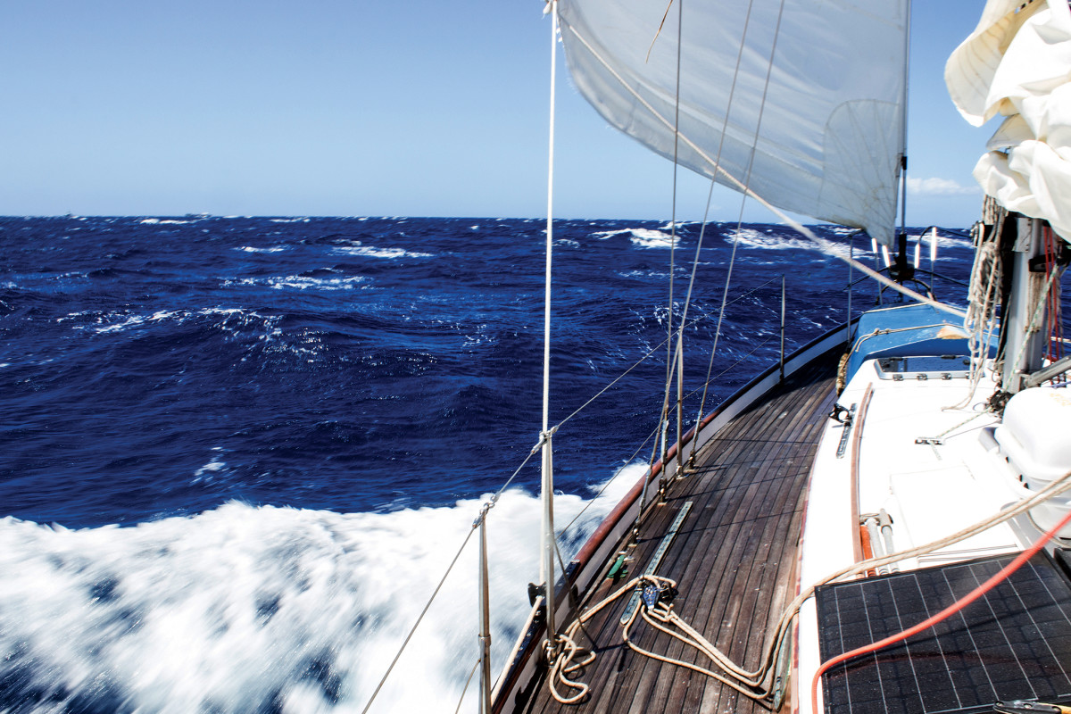 01-LEAD-18-Running-before-strong-winds-en-route-to-Molokai
