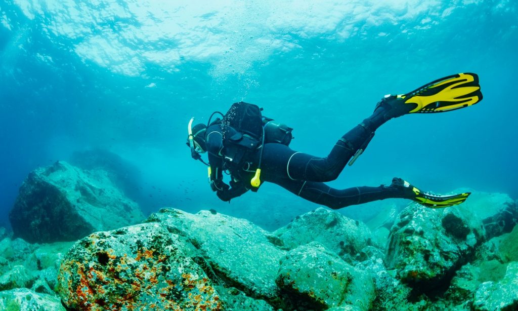 keep a diving knife while scuba diving for safety